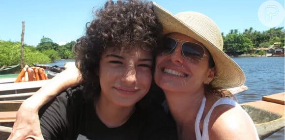 Débora Bloch posa abraçada ao filho Hugo em imagem exclusiva divulgada pela atriz no programa 'Estrelas' deste sábado, 28 de março de 2015