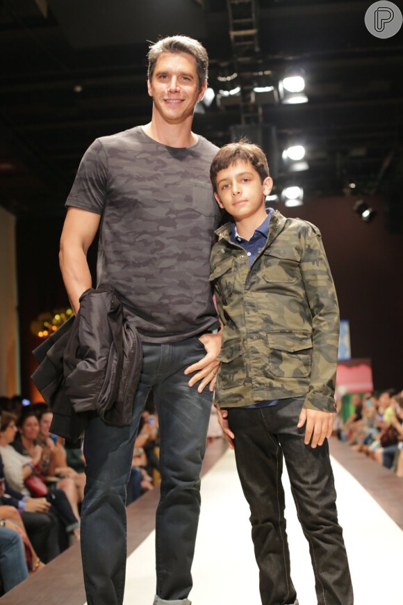 Márcio Garcia voltou aos tempos de modelo desfilando com o filho, Pedro, na 20ª Fashion Weekend Kids, em São Paulo, neste sábado, 28 de março de 2015
