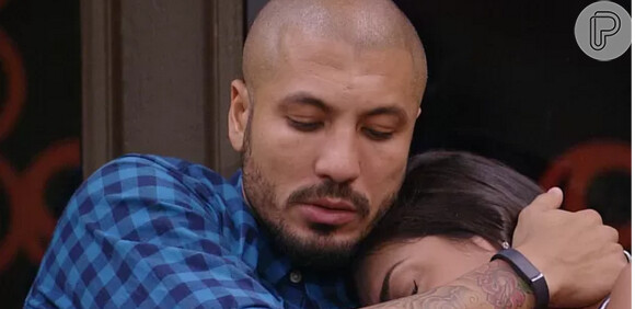 Amanda chora nos braços de Fernando após indicação de Adrilles para o 'Paredão'