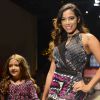 Anitta desfilou ao lado de uma menina na 20ª Edição do Fashion Weekend Kids, em São Paulo, neste domingo, 29 de março de2015