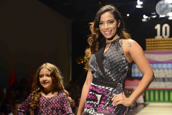 Anitta desfilou ao lado de uma menina na 20ª Edição do Fashion Weekend Kids, em São Paulo, neste domingo, 29 de março de2015