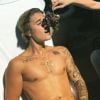 Garoto-propaganda da Calvin Klein, Justin Bieber compartilha foto sem camisa ganhando uvas na boca