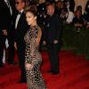 Jennifer Lopez posa no tapete vermelho do Met 2013, na noite de segunda-feira, em 6 de maio