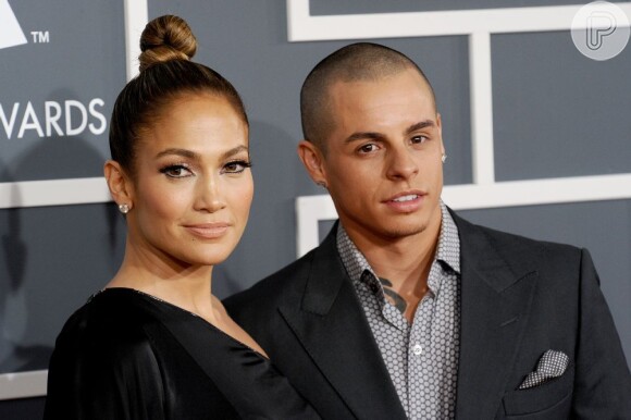Jennifer Lopez posa com o namorado, Casper Smart, no tapete vermelho do Grammy 2013