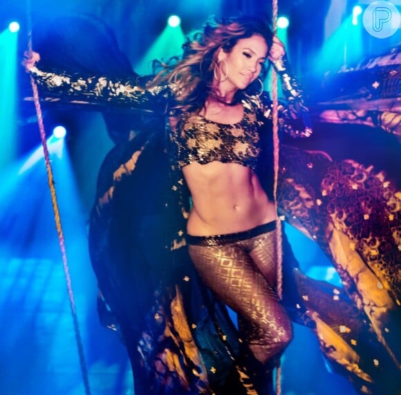 Jennifer Lopez posa com a barriga de fora e exibe corpo escultural para divulgar o single 'Live it Up', em 8 de maio de 2013