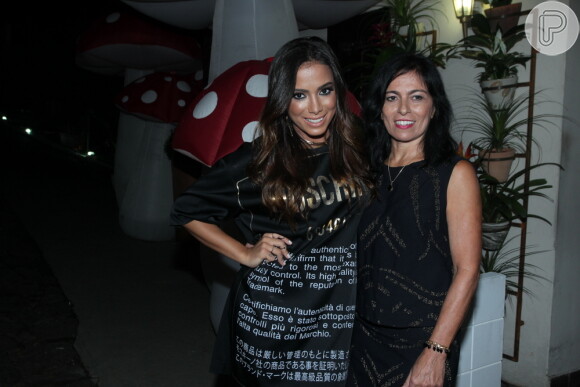Anitta festeja aniversário de 22 anos ao lado da mãe, Miriam Macedo, em casa de festas no Rio de Janeiro