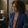 Paula (Sheron Menezzes) conta à Teresa (Fernanda Montenegro) que sua família ficou feliz com a promoção