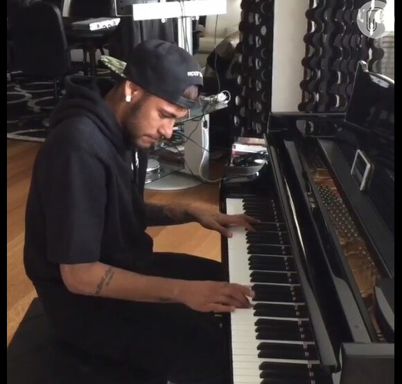 O jogador mostrou talento para a música em vídeo tocando piano em rede social