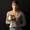 Neymar recebeu o troféu Samba Gold, entregue pela organização francesa Sambafoot, no campo de treinamento Ciutat Esportiva Joan Gamper, na Espanha, nesta terça-feira, 31 de março de 2015