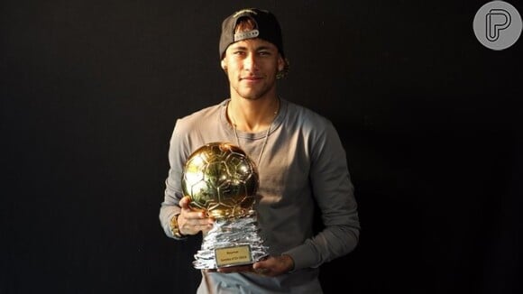 Neymar recebeu o troféu Samba Gold, entregue pela organização francesa Sambafoot, no campo de treinamento Ciutat Esportiva Joan Gamper, na Espanha, nesta terça-feira, 31 de março de 2015