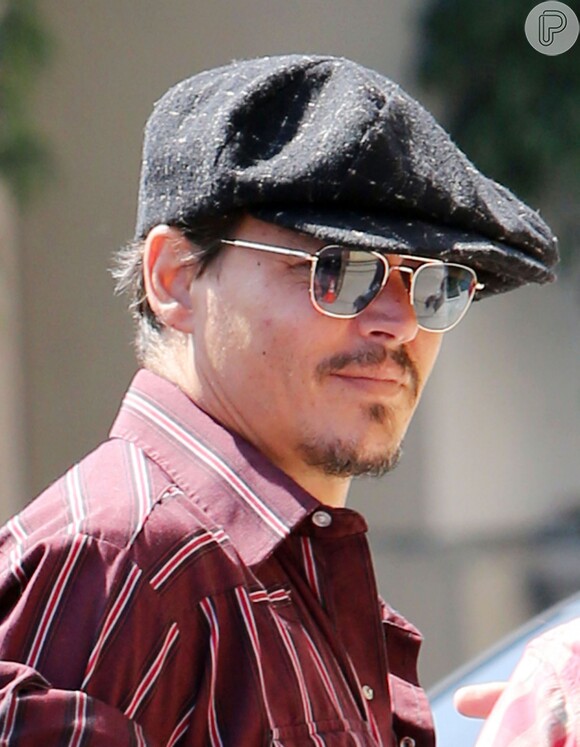 Johnny Depp passou por cirurgia na mão, após se machucar nas filmagens de 'Piratas do Caribe'