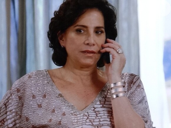 Adriana (Totia Meireles) era a outra possível mãe de Laura (Nathalia Dill), na novela 'Alto Astral'
