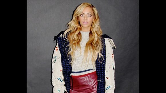 Beyoncé aposta em look casual e pernas de fora em desfile da grife Chanel, em NY