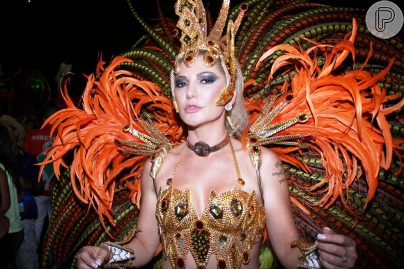 Durante o Carnaval, Antonia Fontenelle desfilou pela Grande Rio usando uma coleira de R$ 150 mil em homenagem a Jonathan Costa