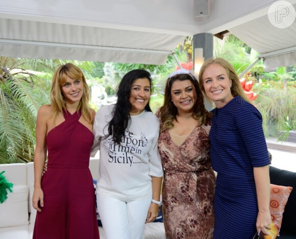 Angélica participa de Chá de Panela de Preta Gil com Carolina Dieckmann e Regina Casé. O trio será madrinha de casamento da cantora, que se casa em maio de 2015