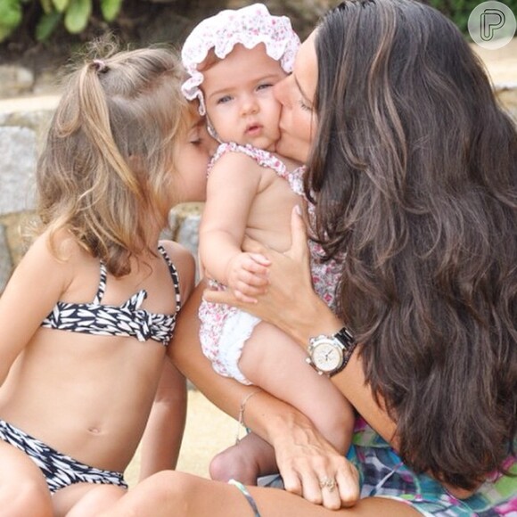 Daniella Sarahyba posa com as filhas, Gabriela e Rafaella