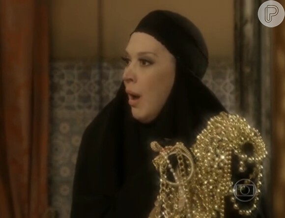 Samantha (Claudia Raia) ganhou um baú cheio de joias do sultão do Reino Árabe do Sul, na novela 'Alto Astral'