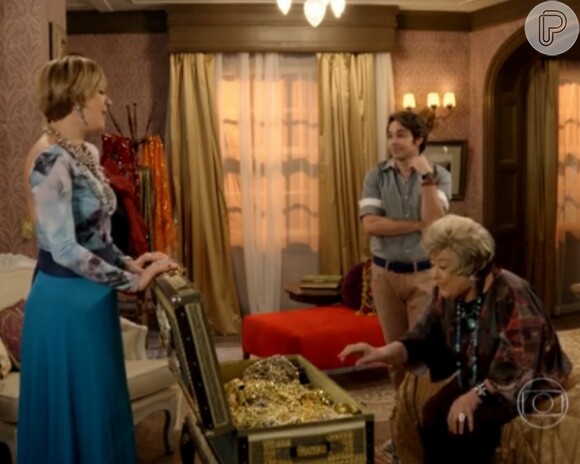 Samantha (Claudia Raia) é convencida pela mãe a deixar que Kitty (Maitê Proença) venda suas joias, na novela 'Alto Astral'