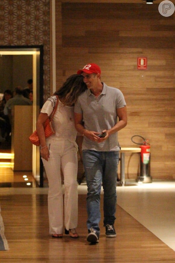 Reynaldo Gianecchini passeia em clima descontraído com a amiga Cristiane Alves, em shopping no Rio