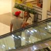 Reynaldo Gianecchini bate o maior papo com Cristiane Alves, sua amiga há anos, em shopping no Rio de Janeiro