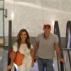 Reynaldo Gianecchini e a amiga Cristiane Alves não se importam com o flagra do paparazzo e posam sorridentes em noite de passeio em shopping no Rio