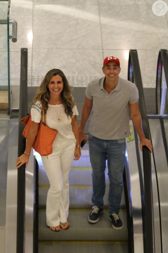 Reynaldo Gianecchini e a amiga Cristiane Alves não se importam com o flagra do paparazzo e posam sorridentes em noite de passeio em shopping no Rio