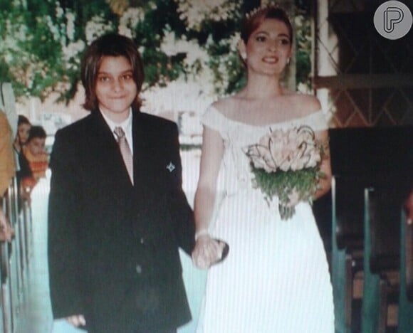 Lucas Lucco levando a mãe, Karina, ao altar para se casar com o pai, Paulo. Na época essa fofura de terno e gravata tinha apenas 10 anos