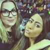 A irmã de Neymar, Rafaella, fez biquinho ao tirar uma selfie com a amiga durante a partida de basquete
