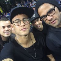 Neymar leva a irmã e amigos para assistir partida de basquete do Barcelona