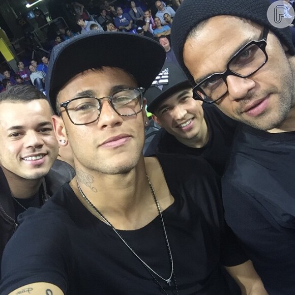 Neymar leva a irmã e amigos para assistir partida de basquete do Barcelona, nesta quinta-feira, 2 de abril de 2015