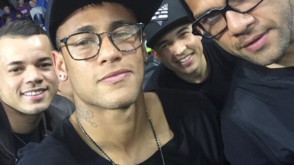 Neymar leva a irmã e amigos para assistir partida de basquete do Barcelona