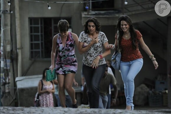 Aisha (Dani Moreno) sobe o Morro do Alemão com Lurdinha (Bruna Marquezine) e Delzuite (Solange Badim), em 'Salve Jorge'