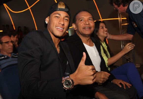 Neymar e o pai, Neymar da Silva Santos, são acusados de montar empresas de fachada