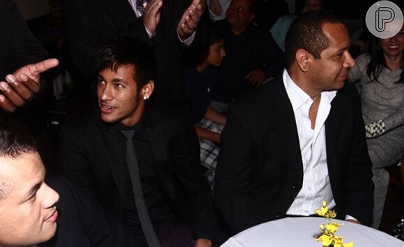 Neymar e o pai, Neymar da Silva Santos, são acusados de criar empresas de fachada para driblar o fisco espanhol