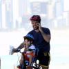Eriberto Leão passeia de bicileta com o filho, João, de dois anos