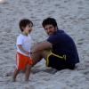 Eriberto Leão e o filho, João, brincam nas areias da praia do Arpoador