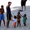 Eriberto Leão e o filho, João, brincam nas areias da praia do Arpoador