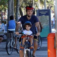 Eriberto Leão anda de bicicleta e curte praia com o filho, João, de 2 anos