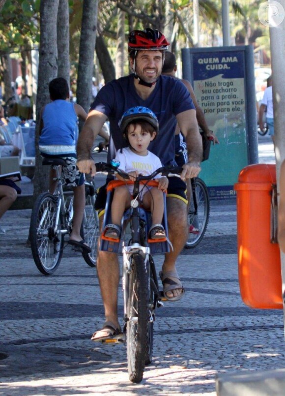 Eriberto Leão e o filho, João, curtiram o dia de sol andando de bicicleta na praia do Arpoador, Zona Sul do Rio de Janeiro, neste sábado, 11 de maio de 2013
