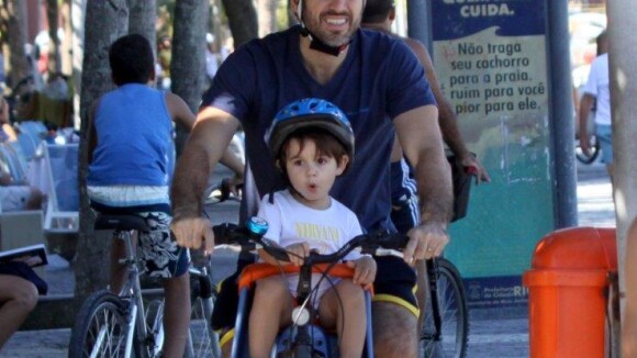 Eriberto Leão anda de bicicleta e curte praia com o filho, João, de 2 anos