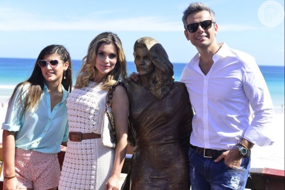 Flávia Alessadra posa com o marido, Otáviano Costa, e Giulia durante inauguração de estátua em sua homenagem em Arraial do Cabo