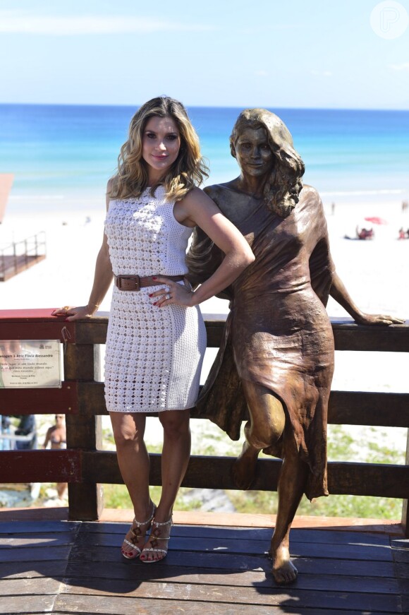 Flávia Alessadra posa com a própria estatua em Arraial do Cabo