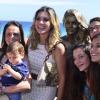 Flávia Alessadra posa com fãs durante inauguração de estátua em sua homenagem em Arraial do Cabo