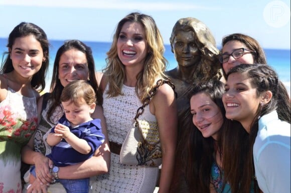 Flávia Alessadra posa com fãs durante inauguração de estátua em sua homenagem em Arraial do Cabo
