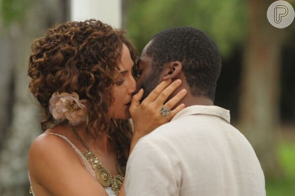 Está aí o tão esperado beijo de Isabel (Camila Pitanga) e Zé Maria (Lázaro Ramos) em 'Lado a lado', no fim de novembro de 2012