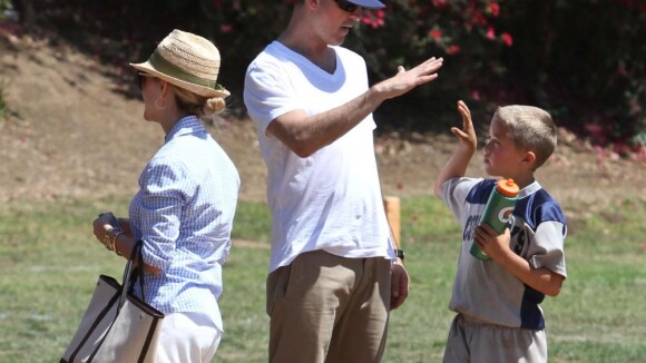 Reese Witherspoon volta a ser loira e exibe novo visual em passeio com o filho