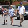 Reese Witherspoon, o filho Deacon Phillippe, e o marido, Jim Toth, deixam partida de futebol do filho da atriz