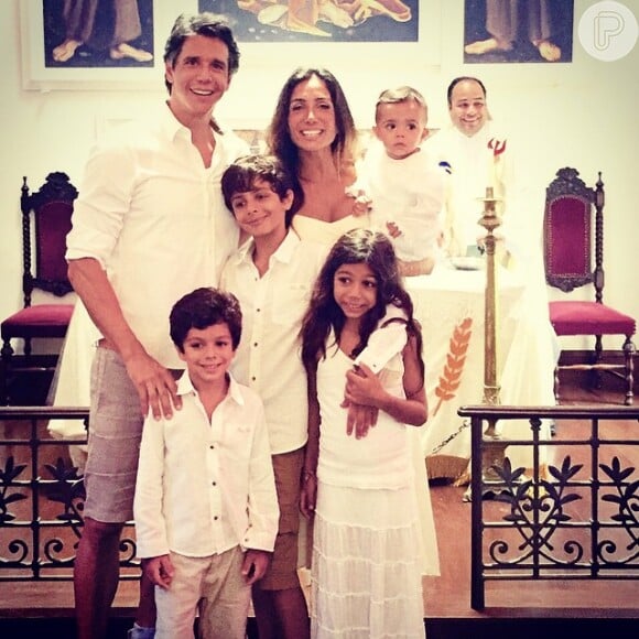 Márcio Garcia posa ao lado da família em batizado de filho caçula