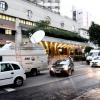 Equipes de televisão fazem plantão na frente do hospital Sírio-Libanês para ter notícias atualizadas sobre o estado de saúde do cantor