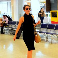 Mariana Ximenes embarca com look elegante em aeroporto do Rio
